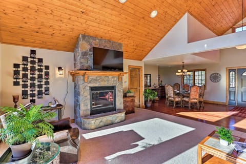 Cabin with Deck and Fire Pit, 9 Mi to Mt Rushmore! Casa in East Custer