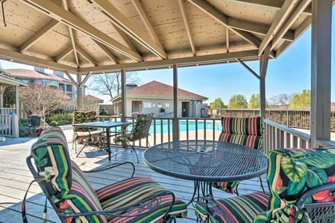 Cozy Arkansas Escape with Balcony, Pool and Hot Tub! Apartment in Lake Hamilton