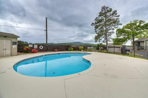 Arkansas Retreat with River Views and Community Pool! Apartment in Lake Hamilton