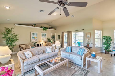 Ideally Located Cape Coral Abode with Heated Pool! Casa in Cape Coral