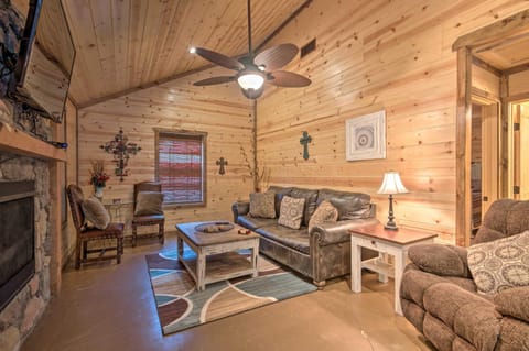 Cabin with Hot Tub Near Broken Bow Lake and Hiking House in Broken Bow
