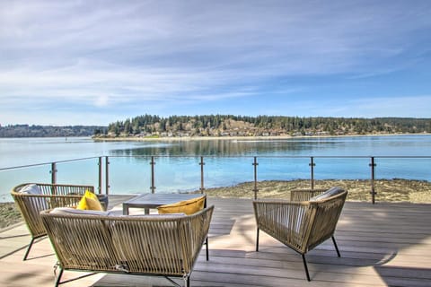 Waterfront Port Orchard Home with Furnished Deck Maison in Bainbridge Island