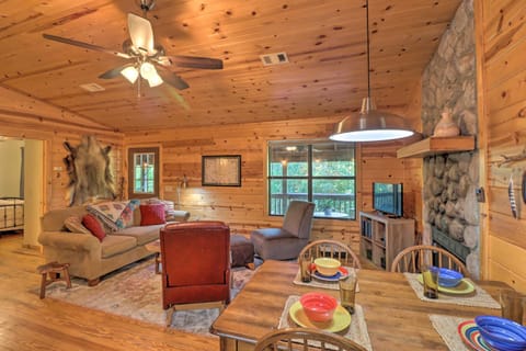 Mountain View Cabin with Wraparound Deck! House in Arkansas
