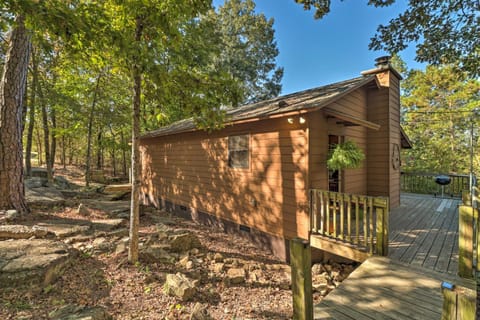 Mountain View Cabin with Wraparound Deck! Casa in Arkansas