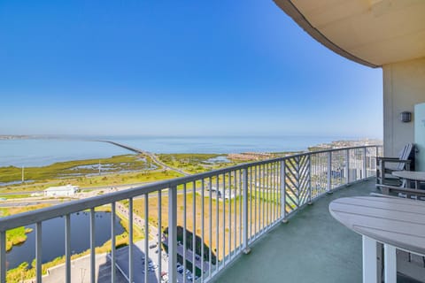 Luxe 28th-Floor S Tower Condo Ocean and SpaceX View Apartment in South Padre Island