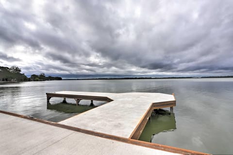 Modern Waterfront Home with Patio, Fire Pit and Dock Maison in Sandusky
