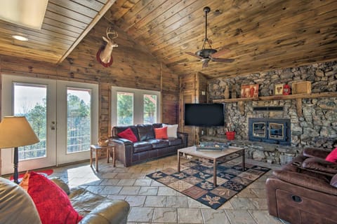 Broken Bow Mountaintop Home with Hot Tub! Maison in Oklahoma
