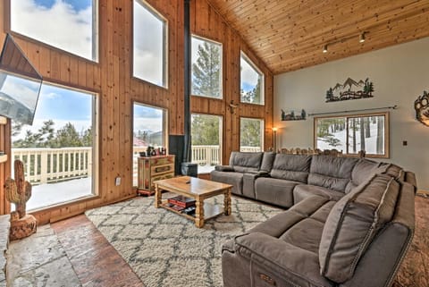 Cabin with Deck 2 Minutes from Angel Fire Resort Haus in Angel Fire