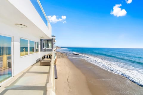 Beachfront Malibu House with 3 Decks, Jacuzzi, Sauna Casa in Topanga
