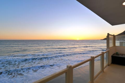 Beachfront Malibu House with 3 Decks, Jacuzzi, Sauna House in Topanga