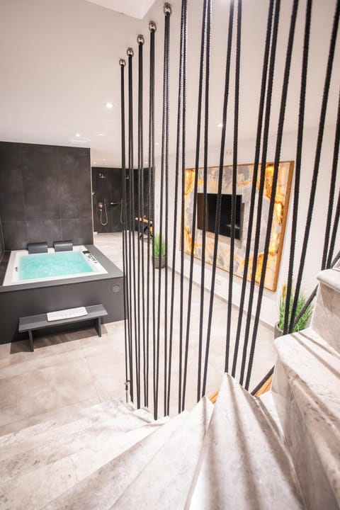 Shower, Hot Tub, Sauna, TV and multimedia, Seating area, towels