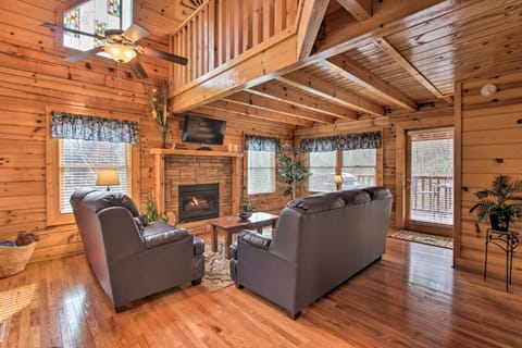 Romantic Pigeon Forge Cabin Rental with Hot Tub! Haus in Pigeon Forge