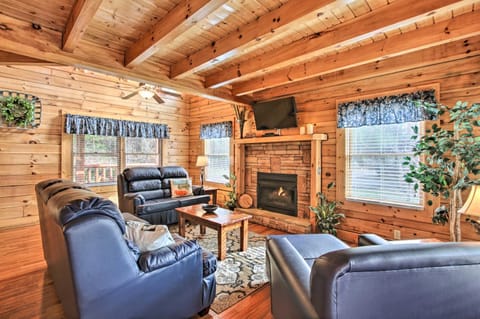 Romantic Pigeon Forge Cabin Rental with Hot Tub! Casa in Pigeon Forge