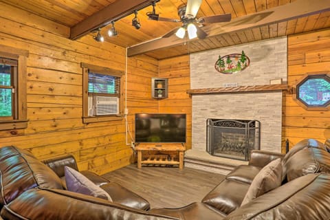 Pocono Log Cabin Fireplace, Fire Pits and Amenities House in Coolbaugh Township