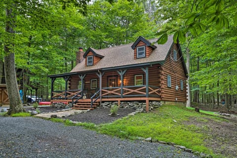 Pocono Log Cabin Fireplace, Fire Pits and Amenities Haus in Coolbaugh Township
