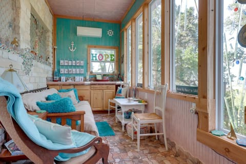 Exotic Home with Patio and Grill Walk to Canyon Lake! House in Canyon Lake