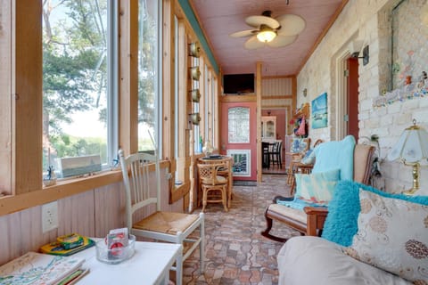 Exotic Home with Patio and Grill Walk to Canyon Lake! House in Canyon Lake