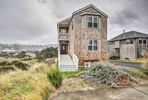 Walk to Beach Pacific City Home with Bay Views! Casa in Pacific City