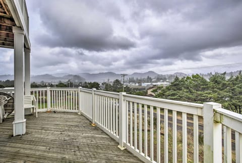 Walk to Beach Pacific City Home with Bay Views! Casa in Pacific City