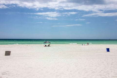 Cozy PCB Condo with Balcony Close to the Beach! Eigentumswohnung in Lower Grand Lagoon