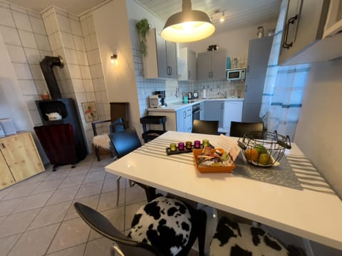 Kitchen or kitchenette, Dining area, minibar, pet friendly, stove