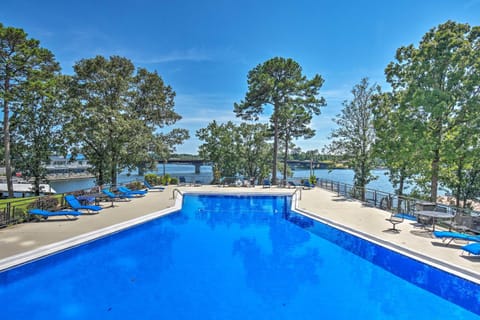 Mid-Century Modern Condo on Lake with Boat Slip! Copropriété in Rockwell