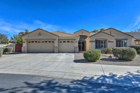 Gorgeous Goodyear Home with Pool and Hot Tub! Casa in Goodyear