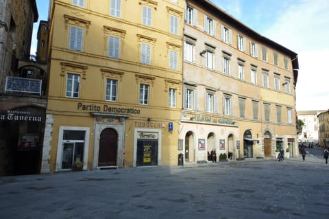 Property building, Nearby landmark, Neighbourhood, City view