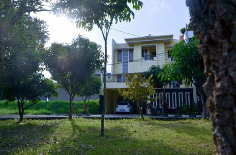Rumah Kuning Bandung house in Parongpong