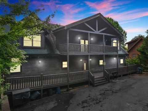 SmokyStays 6 Bedroom Cabin House in Pigeon Forge