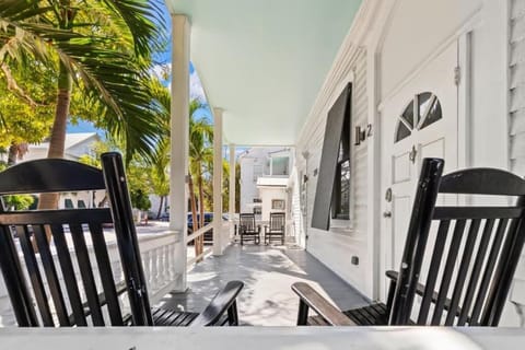 The Mesa House by Brightwild-Close to Duval! House in Key West