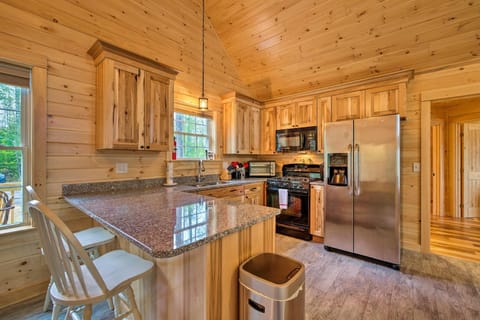 Waterfront Davis Pond Cabin with Dock and Kayaks! Maison in Penobscot