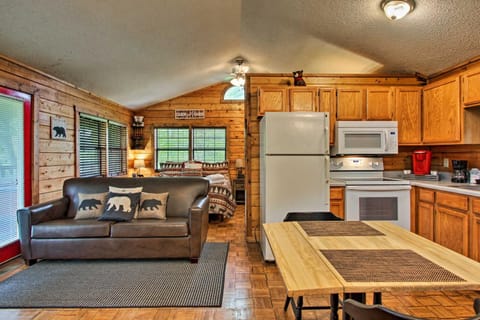 Riverfront Cabin with Fire Pit - 5 Mi to Pigeon Forge Haus in Sevierville