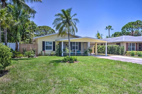 Tasteful Mod Home with Patio and Grill Less Than 2 Mi to Beach! House in Naples Park
