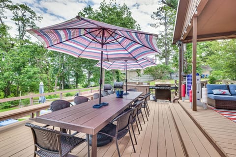 Beautiful Lakehouse with Hot Tub, Boathouse and Kayaks House in Lake Livingston