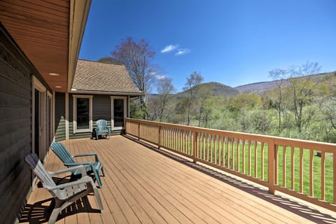House with Deck, Fire Pit - 15 Mins to Snowshoe! Maison in Shenandoah Valley