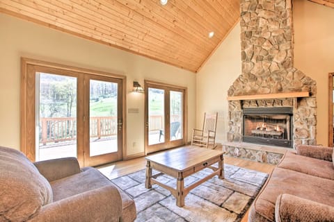 House with Deck, Fire Pit - 15 Mins to Snowshoe! Casa in Shenandoah Valley