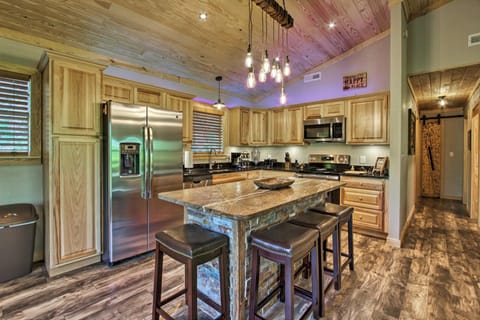 Secluded Cabin with Hot Tub, 3 Mi to Pigeon Forge! Cabin in Pigeon Forge