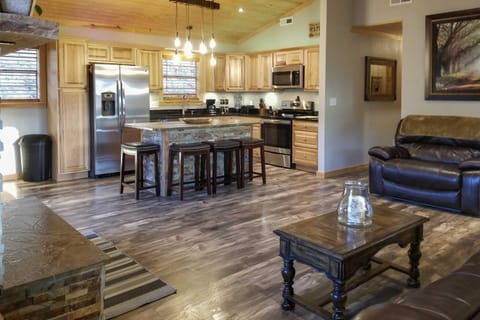 Secluded Cabin with Hot Tub, 3 Mi to Pigeon Forge! Cabin in Pigeon Forge