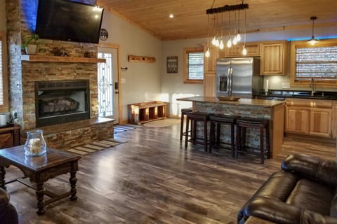 Secluded Cabin with Hot Tub, 3 Mi to Pigeon Forge! Cabin in Pigeon Forge