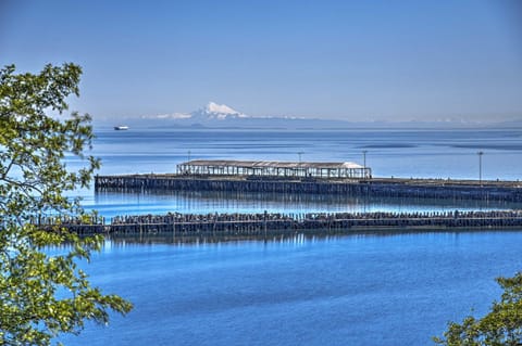 Waterfront Home about 6 Mi to Olympic National Park! House in Port Angeles