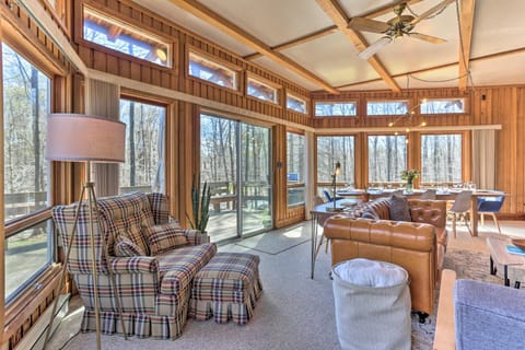 Family Home with Deck, Walk to Big Bass Lake! Casa in Pocono Mountains