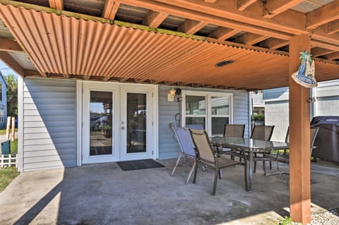 Coastal Cottage with Patio, Steps to Ocean and Dining! House in Fernandina Beach