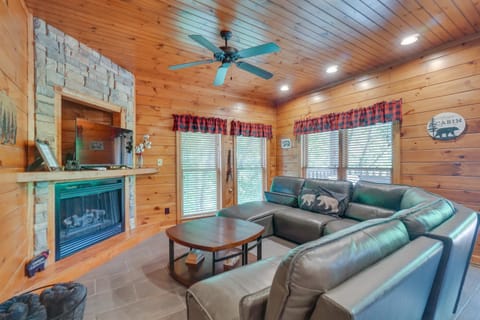 Cabin with Pool Access about 3 Mi to Downtown Gatlinburg Maison in Gatlinburg