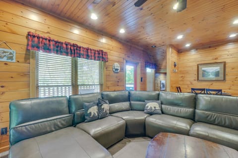 Cabin with Pool Access about 3 Mi to Downtown Gatlinburg Casa in Gatlinburg