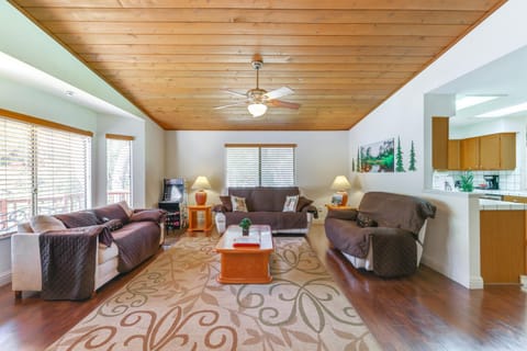 Mountain Paradise about 1 Mile to Pine Mountain Lake! House in Groveland