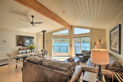 Updated Lakefront Home with Game Room and Fireplace! Casa in Washington
