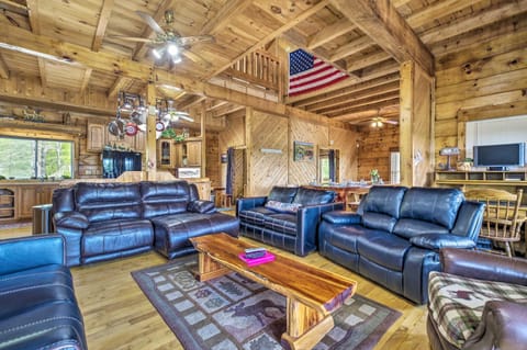 Spacious Cabin on Dale Hollow Lake with Hot Tub! House in Tennessee