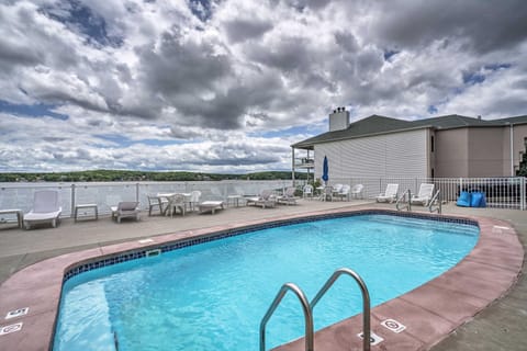 Waterfront Condo with Pool on Lake of the Ozarks! Copropriété in Lake of the Ozarks
