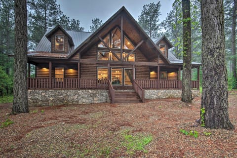 Large Upscale Cabin Hot Tub, Fire Pit, Pool Table House in Broken Bow